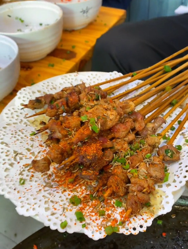 烈火牛肉串儿,一天1000串,一个马扎一个铁板,就能做起来!
