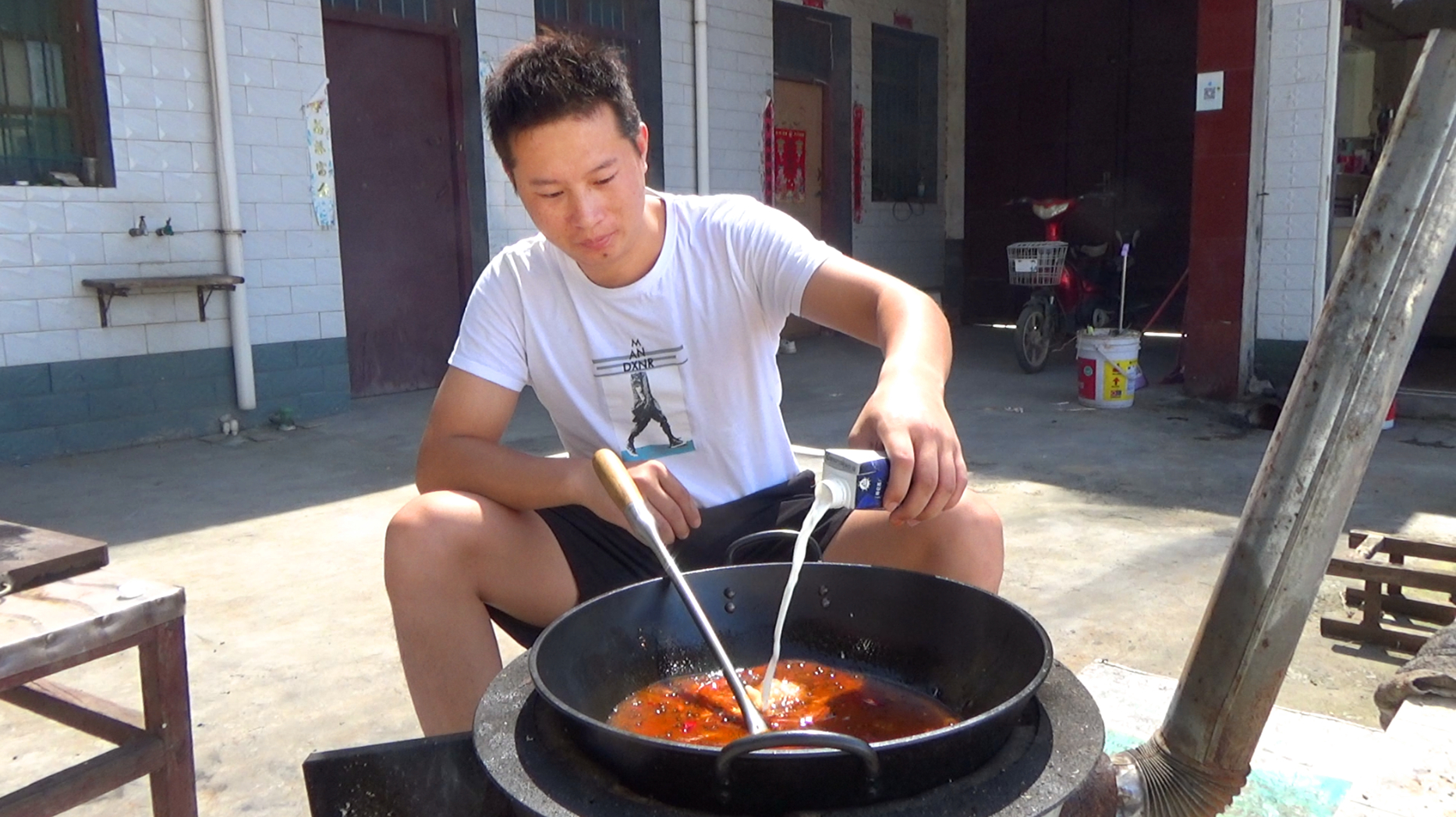 “麻辣烫”牛肚青菜火锅丸子,再倒两瓶牛奶,做了一大锅,过瘾