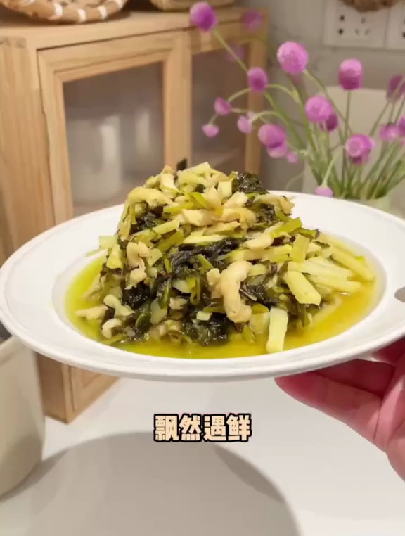 一碗阳春面配两个现炒浇头,顶配待遇了!上海辣酱面 雪菜肉丝面