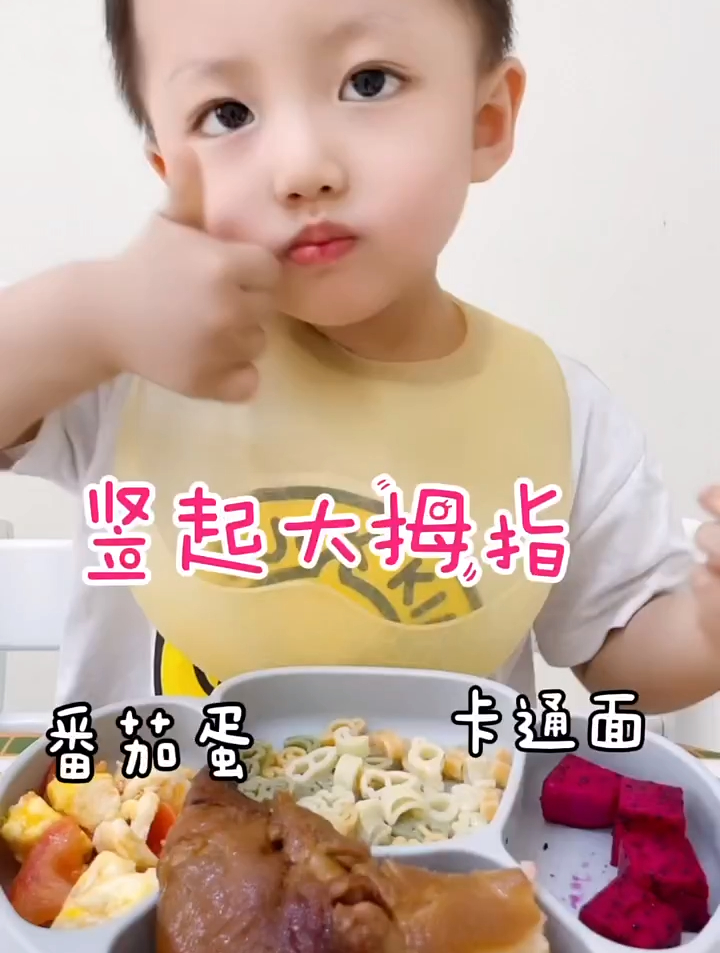 真是可爱的小吃货~