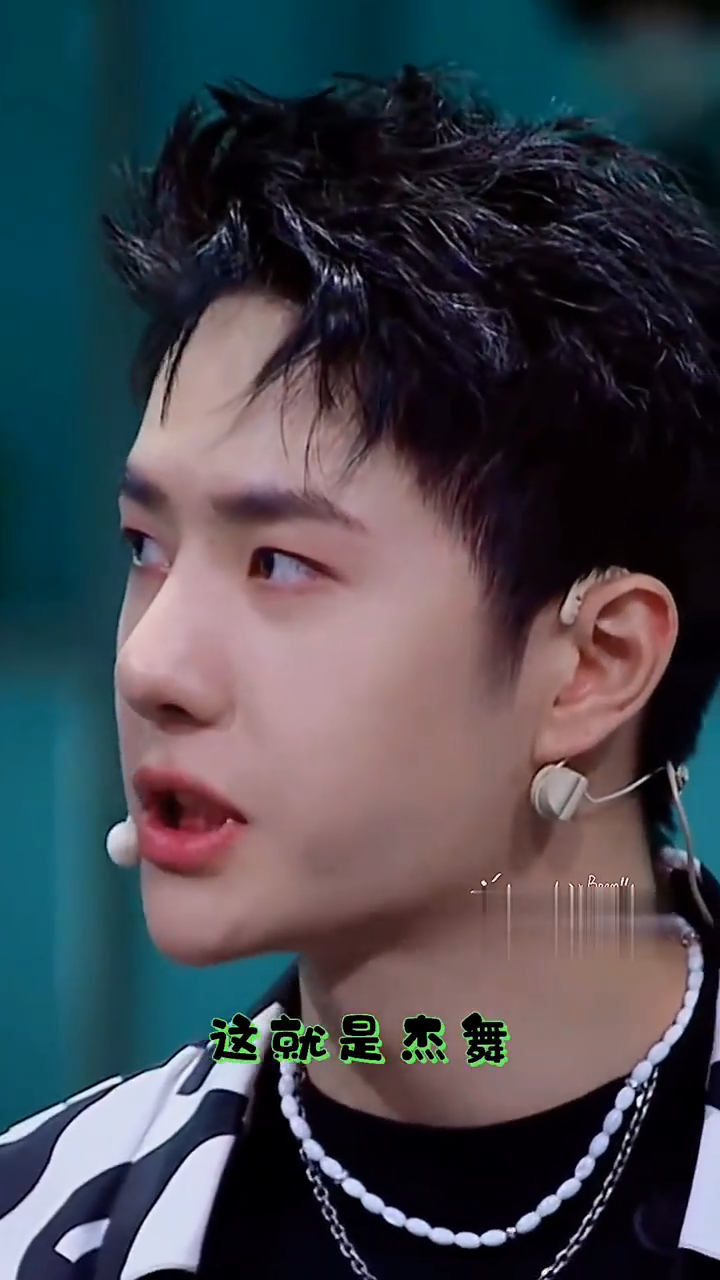 执着于跟唱的王一博队长爱耍酷,最后还卖了个萌,可爱到爆了啊!