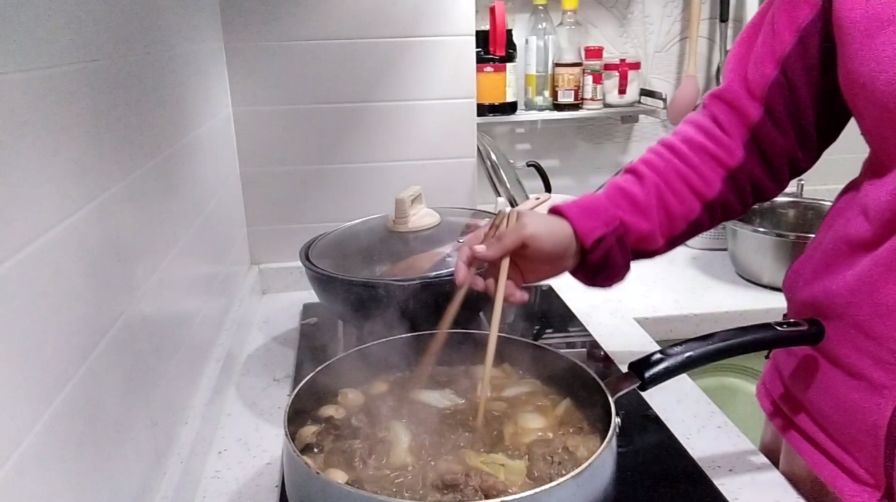 晚餐乱炖啃肉骨头很过瘾,家常菜虽简单但最美味