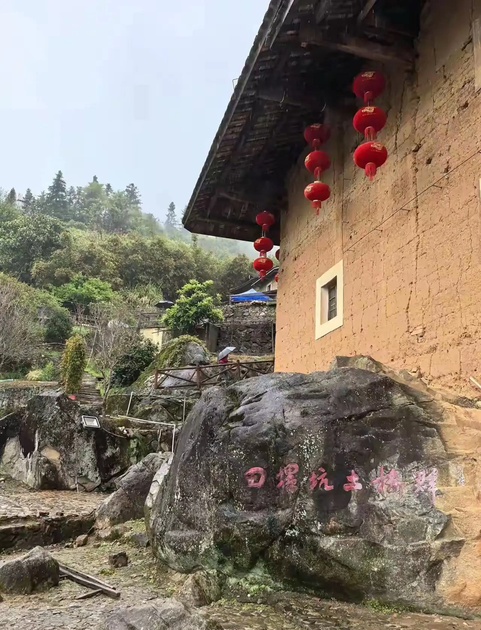 福建南靖土楼:探秘四菜一汤田螺坑,裕昌楼的歪柱传奇,塔下村的诗意风光!