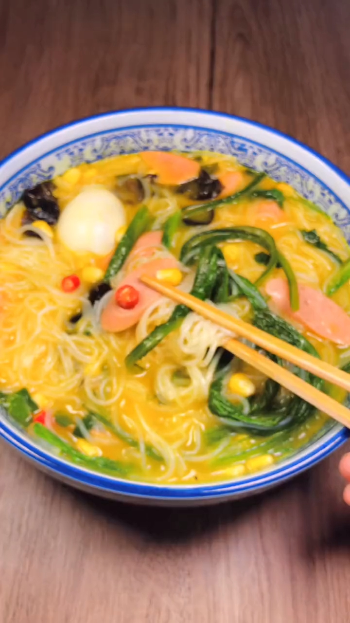 夏天吃饭没胃口试试这个金汤米线酸辣开胃