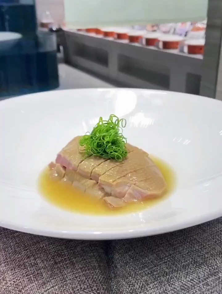 扬州盐水老鹅,江苏扬州特色名菜,形态饱满,烂而不散
