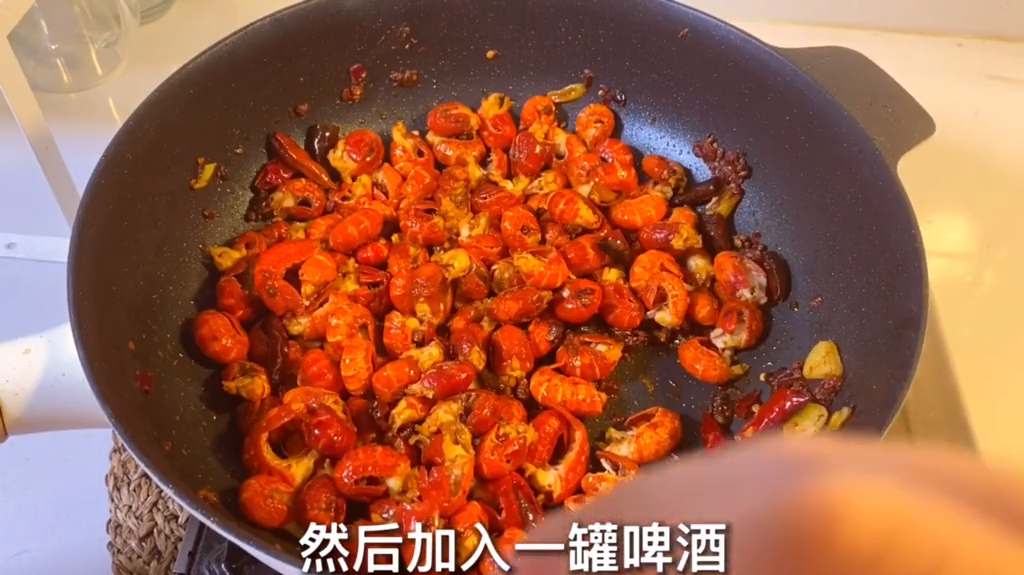 我又来陪你们吃晚饭啦,今日晚餐麻辣龙虾尾,口感麻辣鲜美多汁