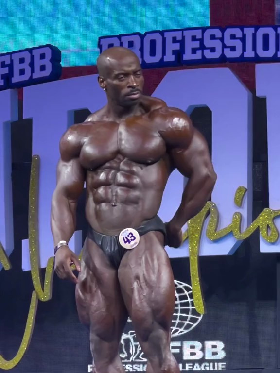 专业健美运动员的肌肉真棒 肌肉男