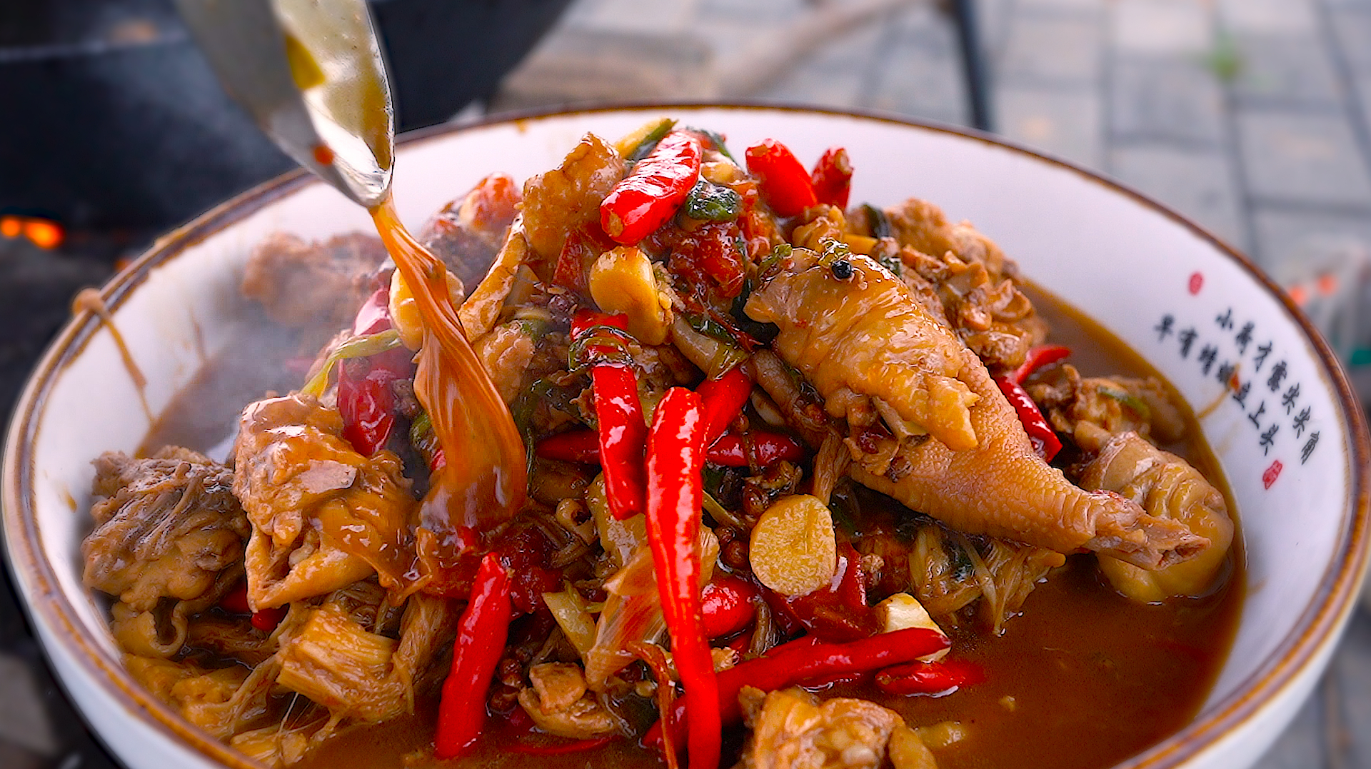 农家风味辣椒炒鸡的做法,鸡肉滑嫩鲜香麻辣过瘾,好吃又下饭