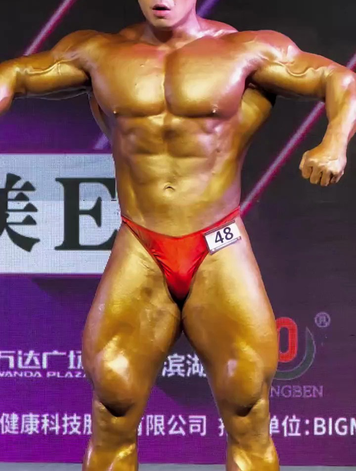 健美比赛拍下的一幕,黄金比例的男人,肌肉块太饱满