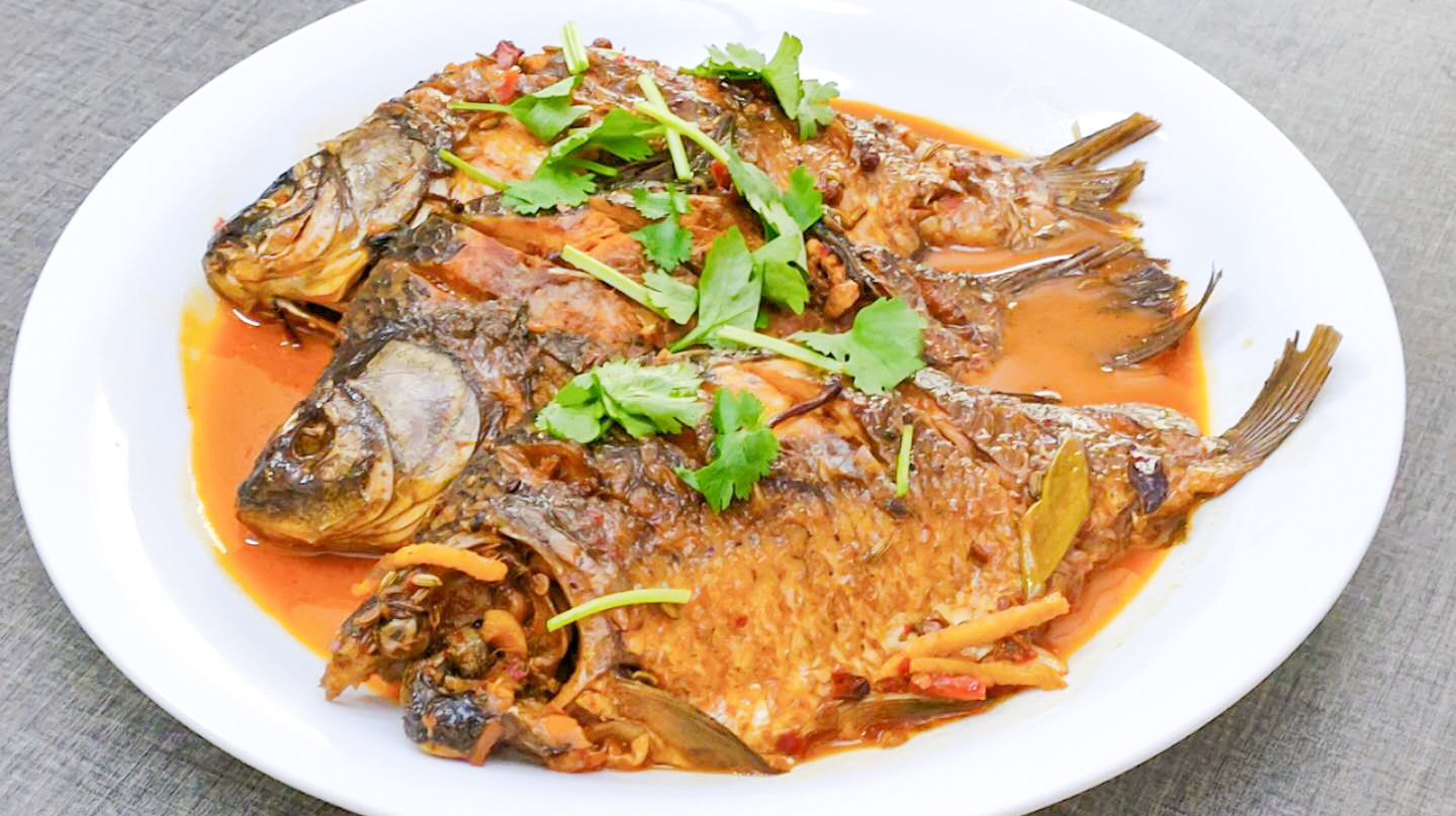 解冻鱼时,学会这两个妙招,时间短见效快,做熟和活的一样鲜嫩