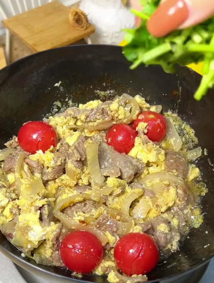 10分钟就能做一份好吃的 铁锅牛肉拌饭,太好吃了!