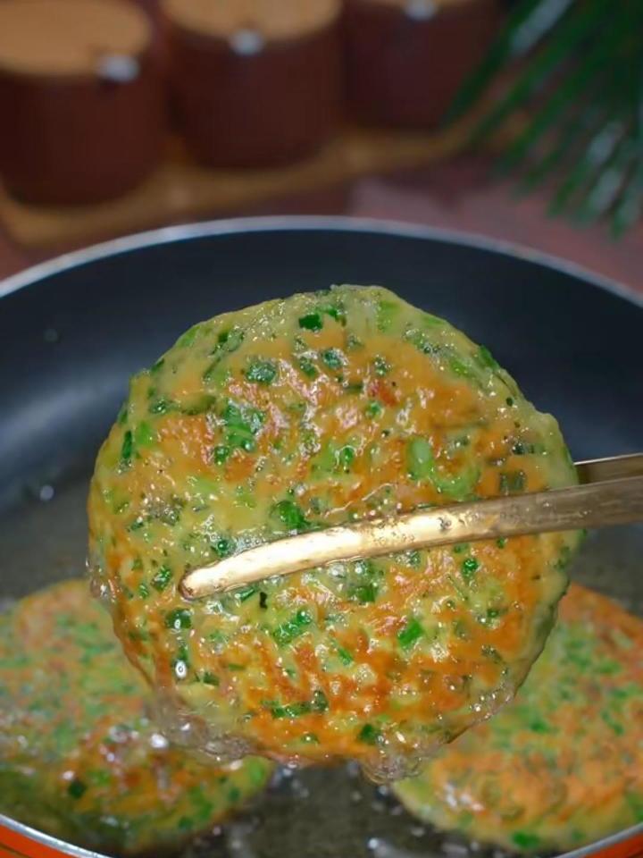 这样做的韭菜鸡蛋饼用来当早餐,全家人都爱吃