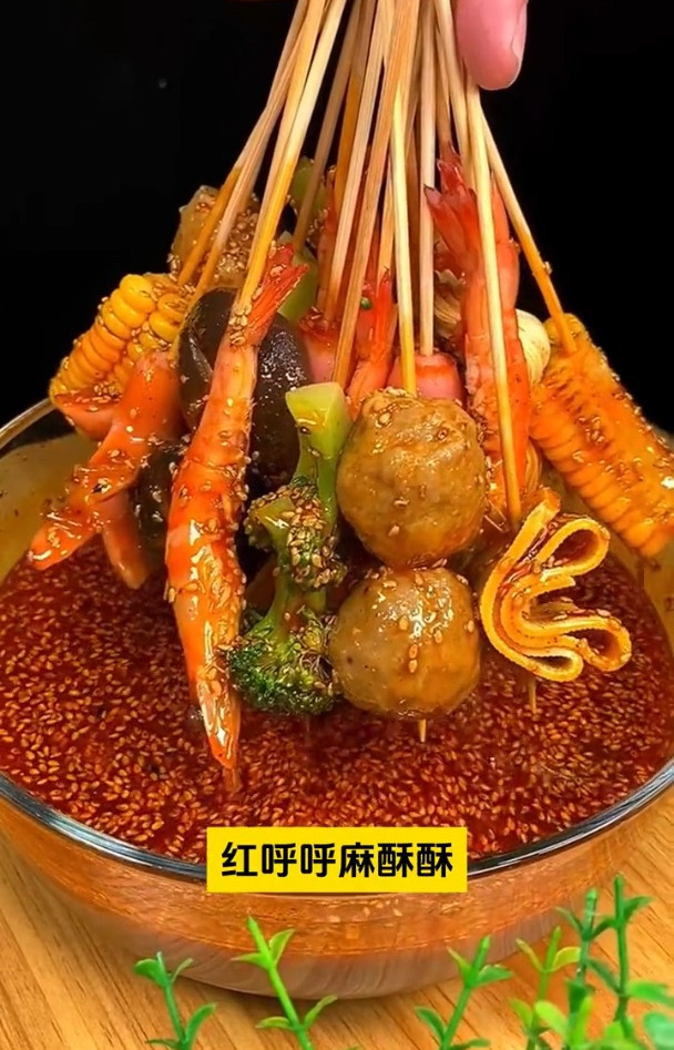 夏天吃正宗重庆味道麻辣过瘾,想吃的素材荤菜煮熟一泡就可以吃了