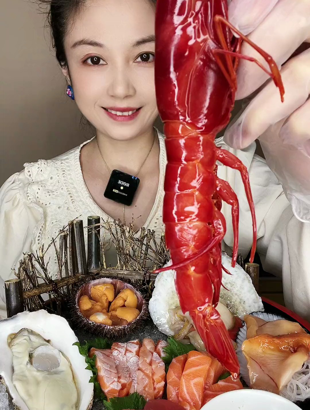 沉浸式吃美食,海鲜拼盘红魔虾+海胆+三文鱼
