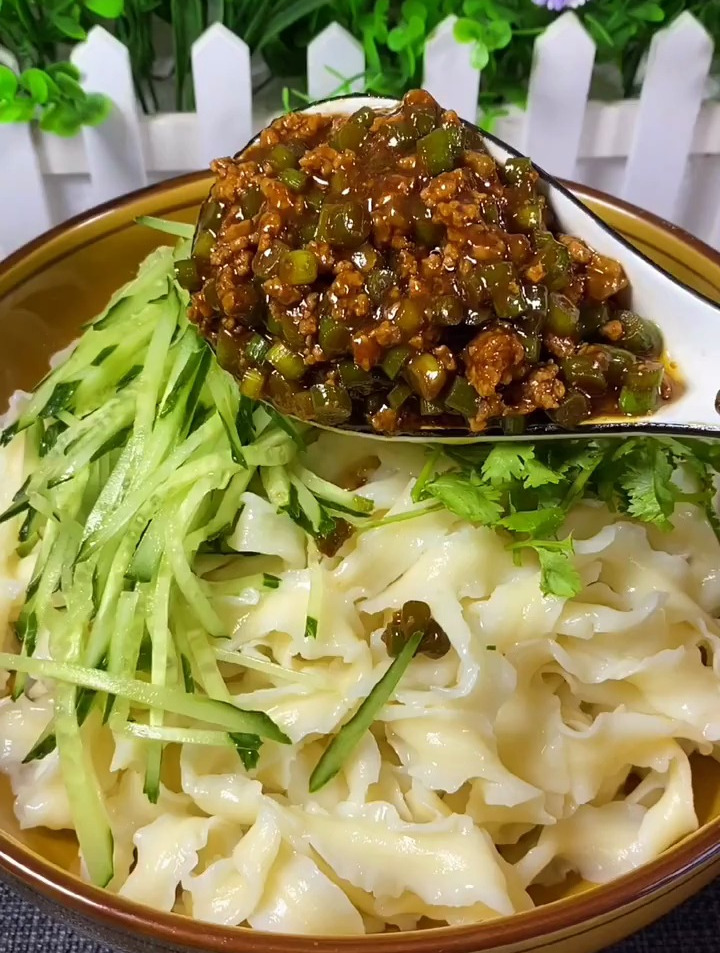 自制炸酱面,家庭做法,每个人有每个人的做法!