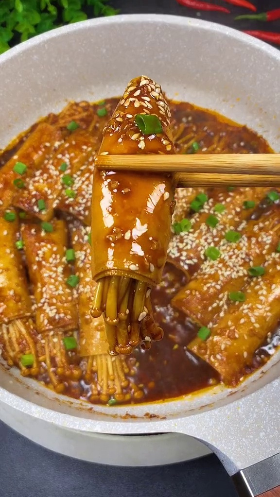 金针菇和豆皮这样搭配,酱香浓郁一口一个比肉还好吃