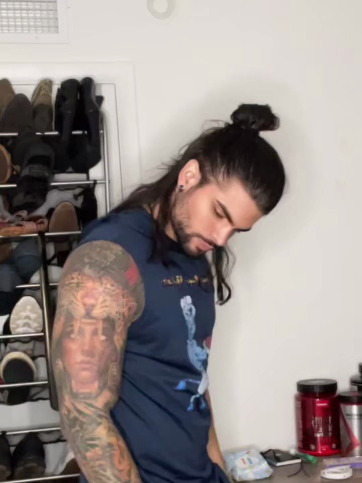 帅气的纹身哥 肌肉男