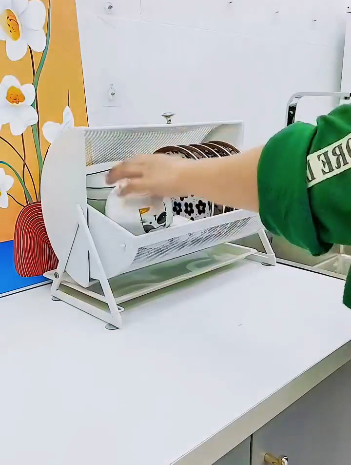 这个圆形碗柜小巧方便,放碗放碟都方便,还能沥水 厨房碗碟架
