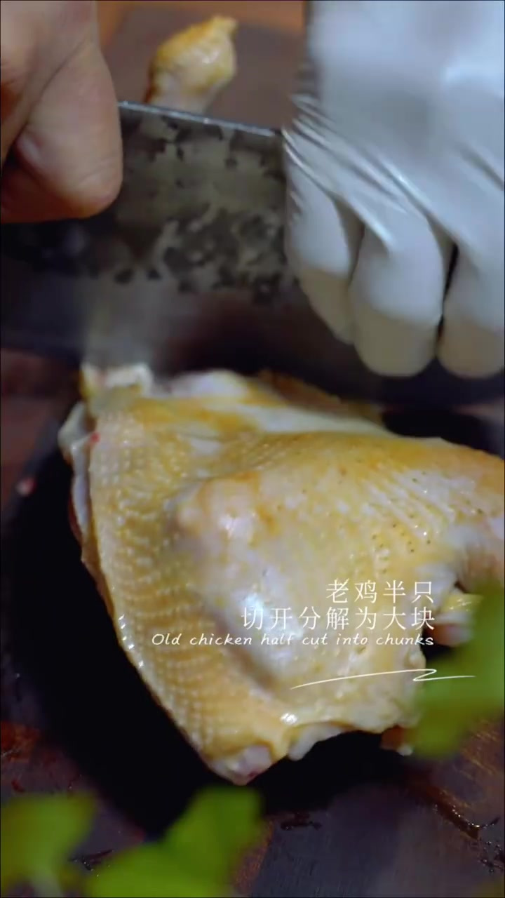 「鸡油菇鸡汤」鸡油菌味鲜美,具特殊水果香味 Canthar