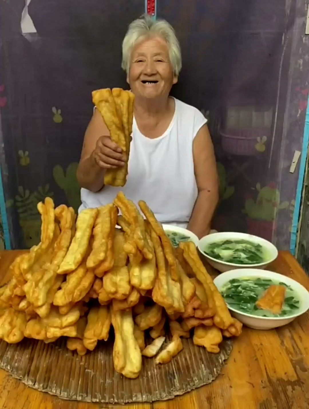 家庭版大油条蓬松渲软,凉了也不硬,在来上一碗木耳菜汤!