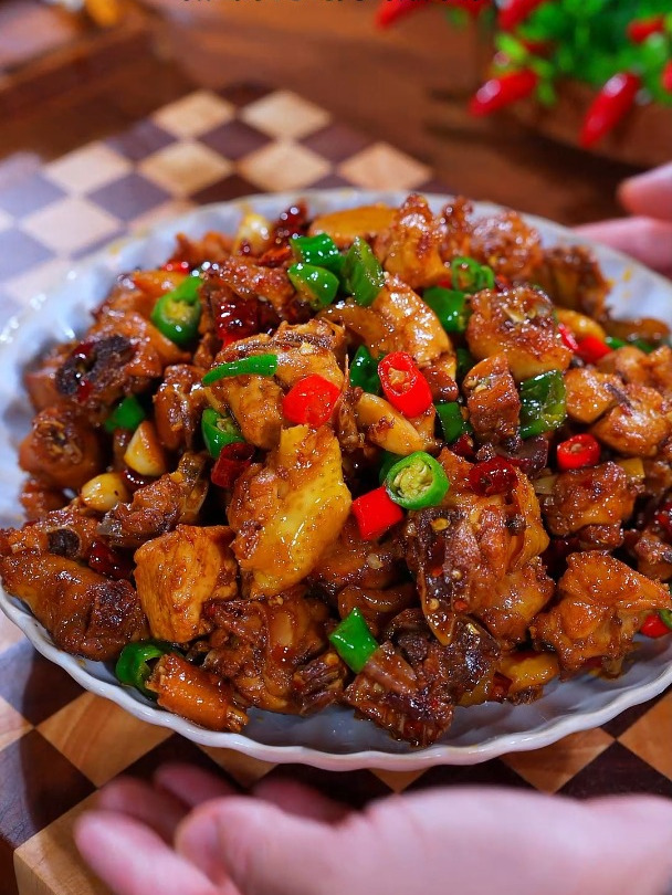 以后鸡肉千万别再直接下锅炒了,像我这样做个干锅鸡香嫩入味下饭