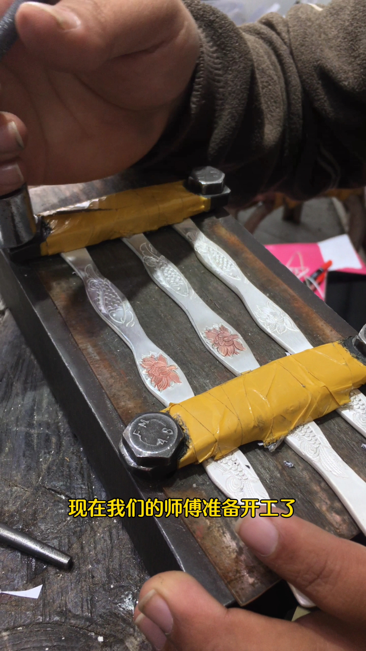 新华村手工匠人具有创新精神,平面不规则的鲤鱼戏莲花银手镯