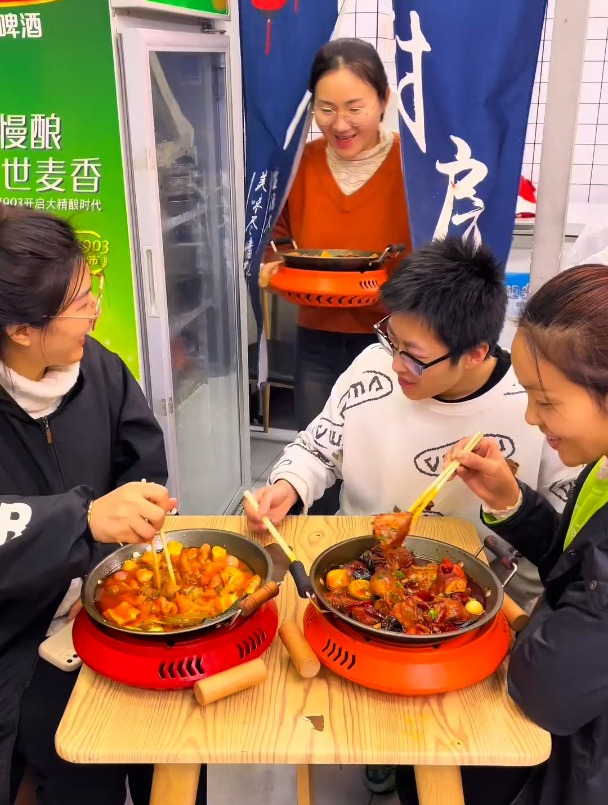 下饭小火锅,把火锅做成快餐,一人一锅,各类菜品自由搭配