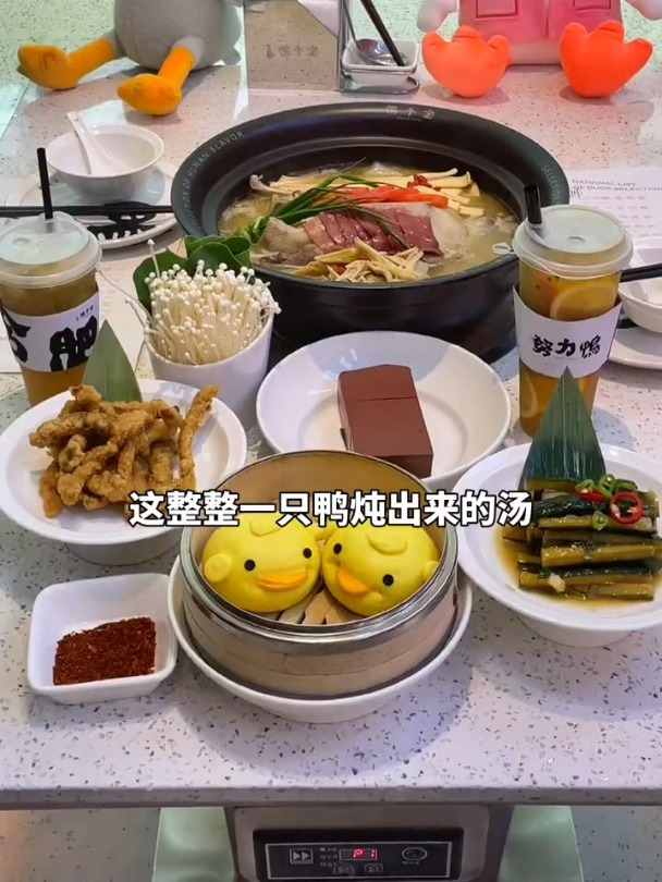 这个季节鸭汤滋补下火最好的美食,大鱼大肉,今天的养生餐满足