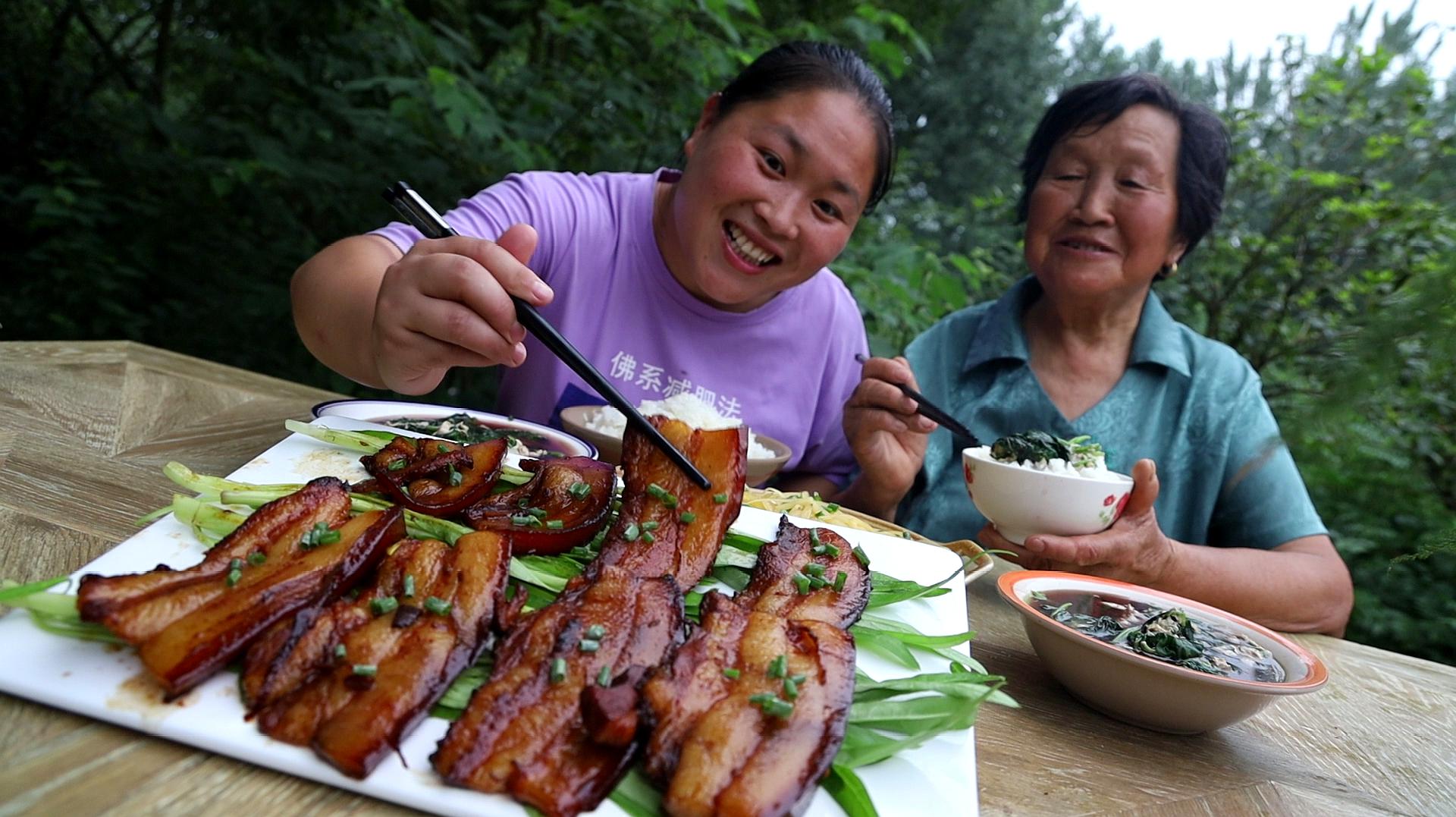 [图]胖妹和奶奶干农活，晚餐炖8块把子肉，有荤有素还有汤，吃嗨了