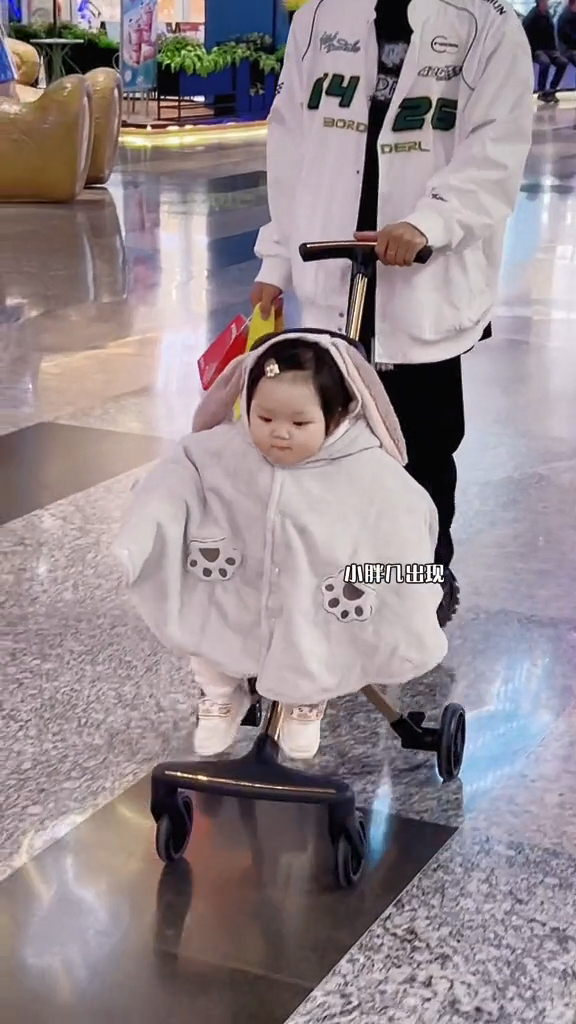 抓到一只想喝奶茶的小兔子宝宝