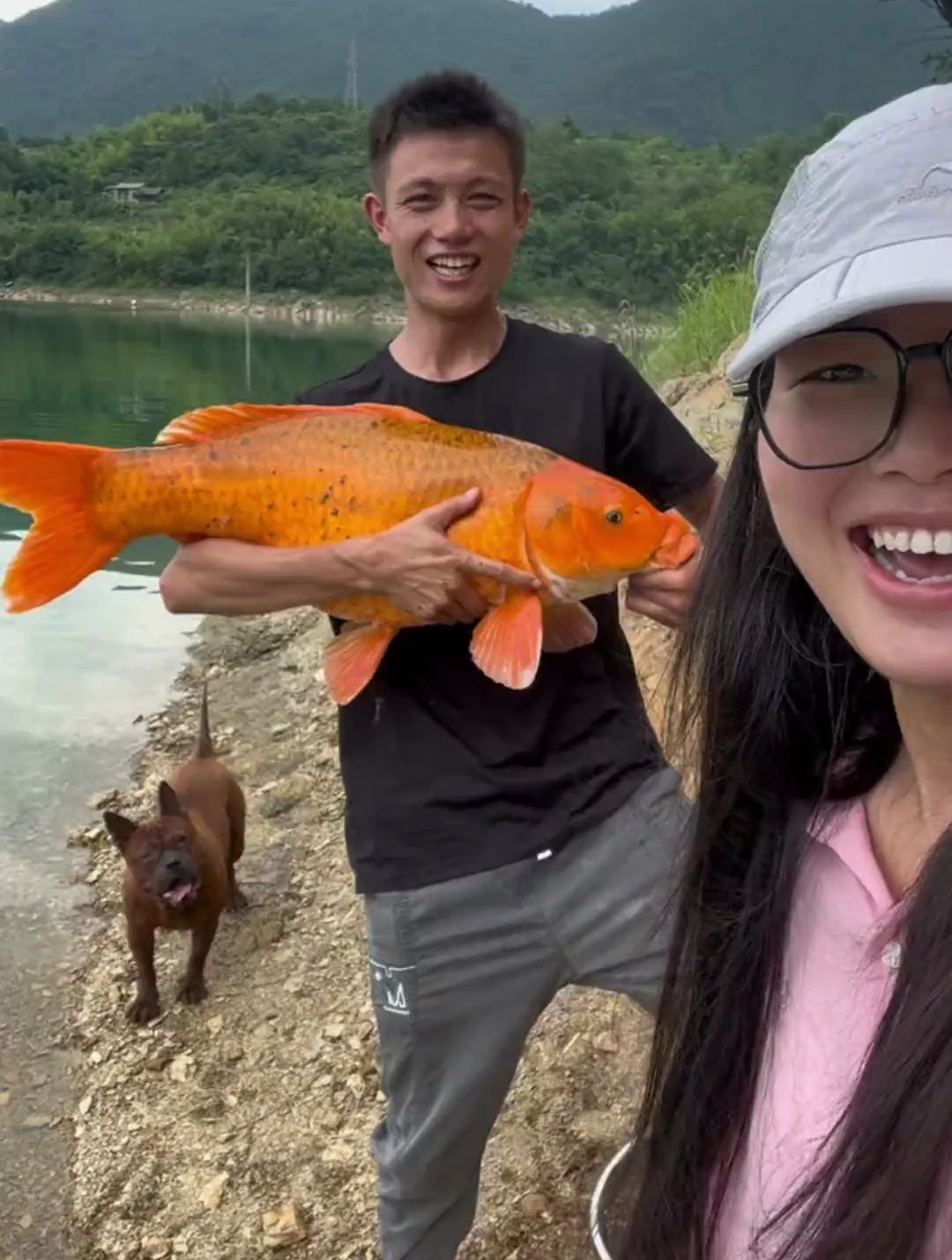 有幸钓了一条红鲤鱼 希望我们以后的生活都能红红火火