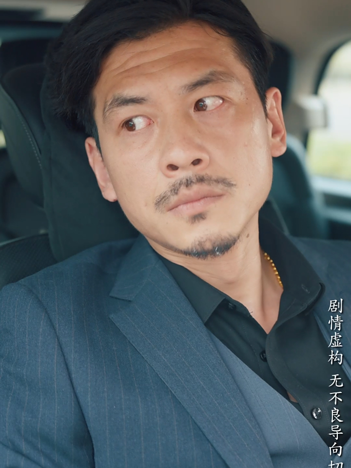 今天是你生日啊,爸爸去给你拿蛋糕