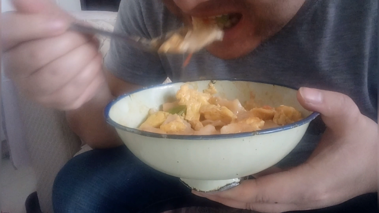 家常鸡蛋炒面片,加上特制的西红柿酱,做法简单,吃着特别美