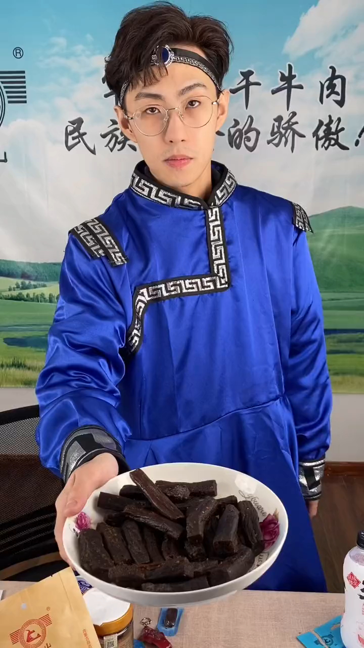第一次去内蒙老丈人家,老丈人亲自切牛肉干,说啥也得喝上三斤