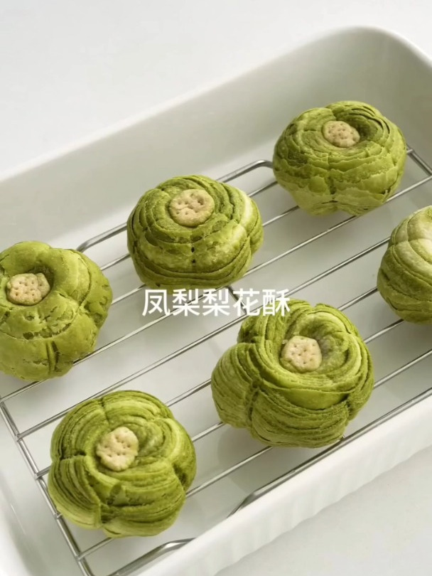 自制中式点心,凤梨梨花酥!层层酥松的口感好棒~