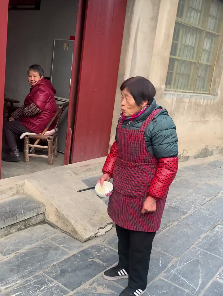 在千年古镇,老妈开心地收获了一枚大大的赞!