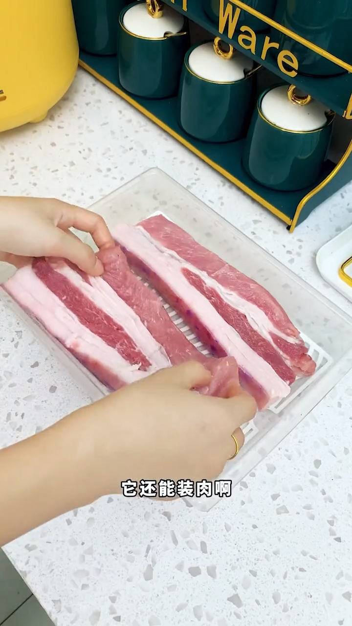 带有沥水盘,肉类鱼类海鲜放进去,肉类和血水分离,保鲜不串味,可冷藏可冷冻