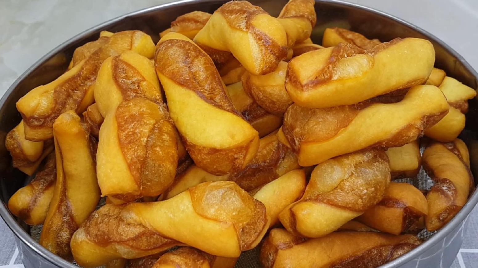 面粉别炸油条了,加2个鸡蛋,外里软又蓬松,比面包麻花好吃