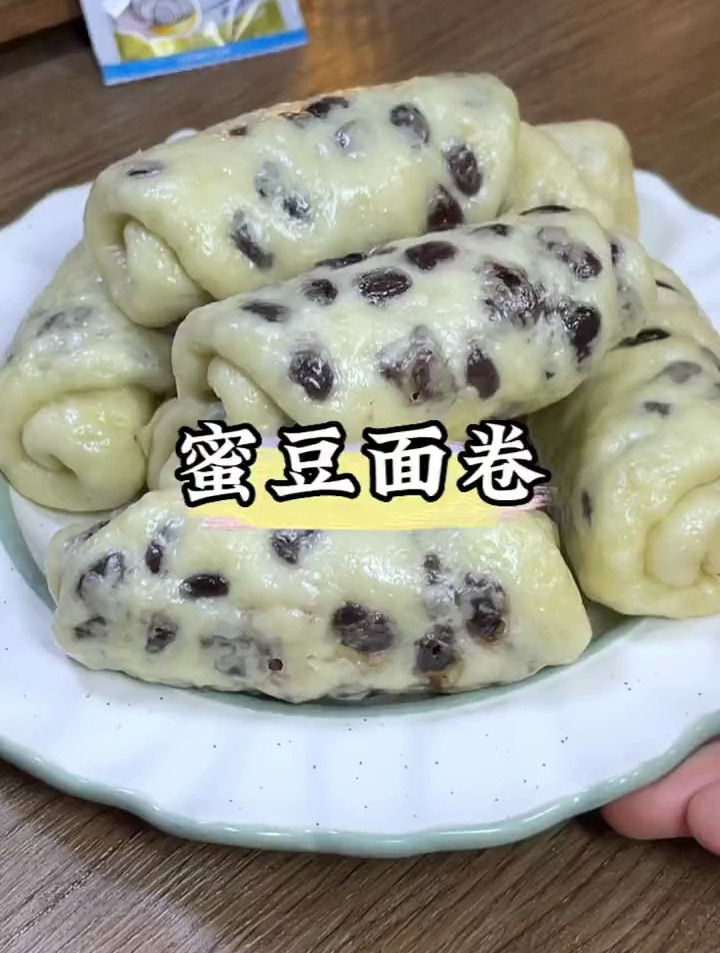 今天给孩子们做了清甜香软的蜜豆面卷,简单易做