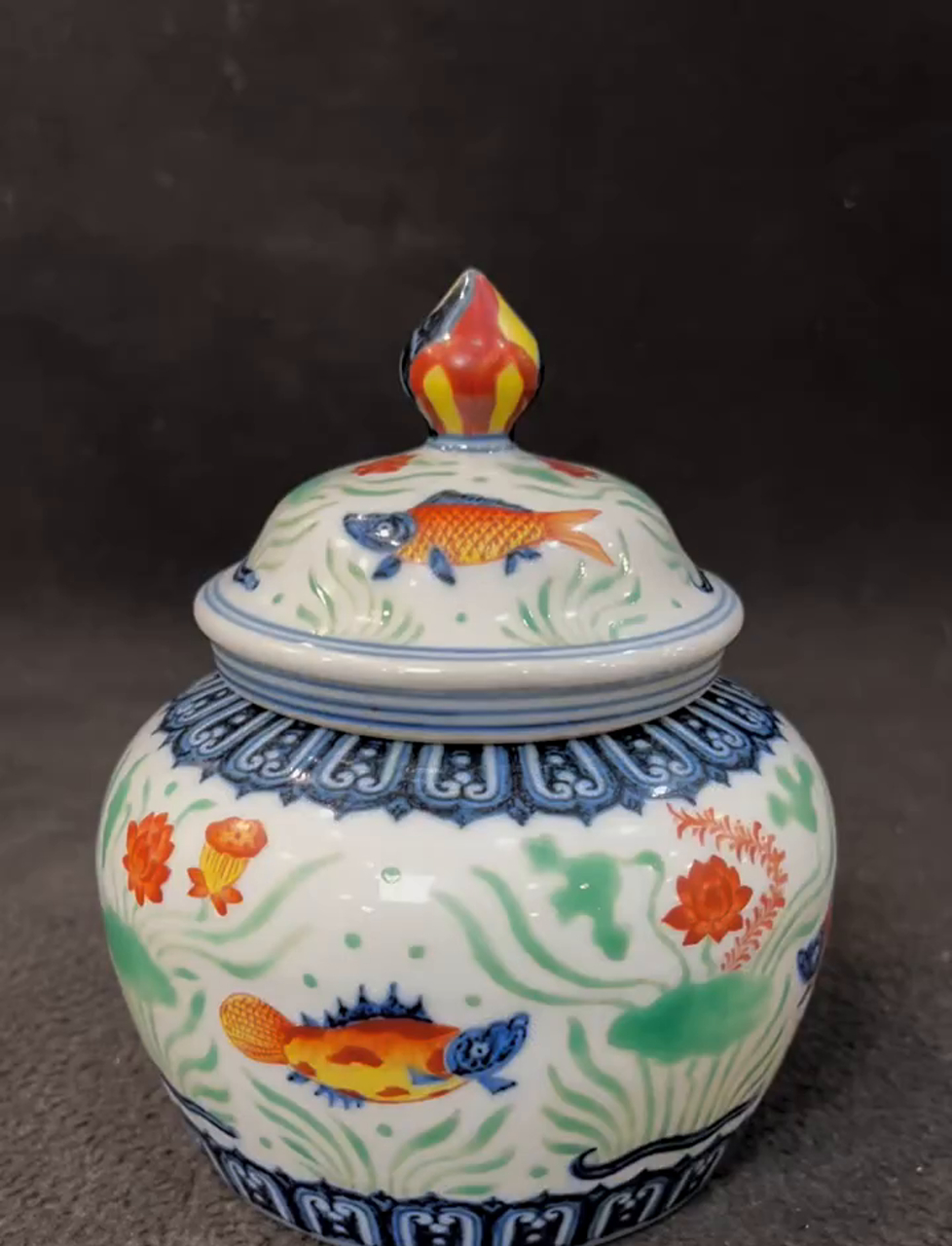 宣德年间的青花五彩鱼纹盖罐,真漂亮!
