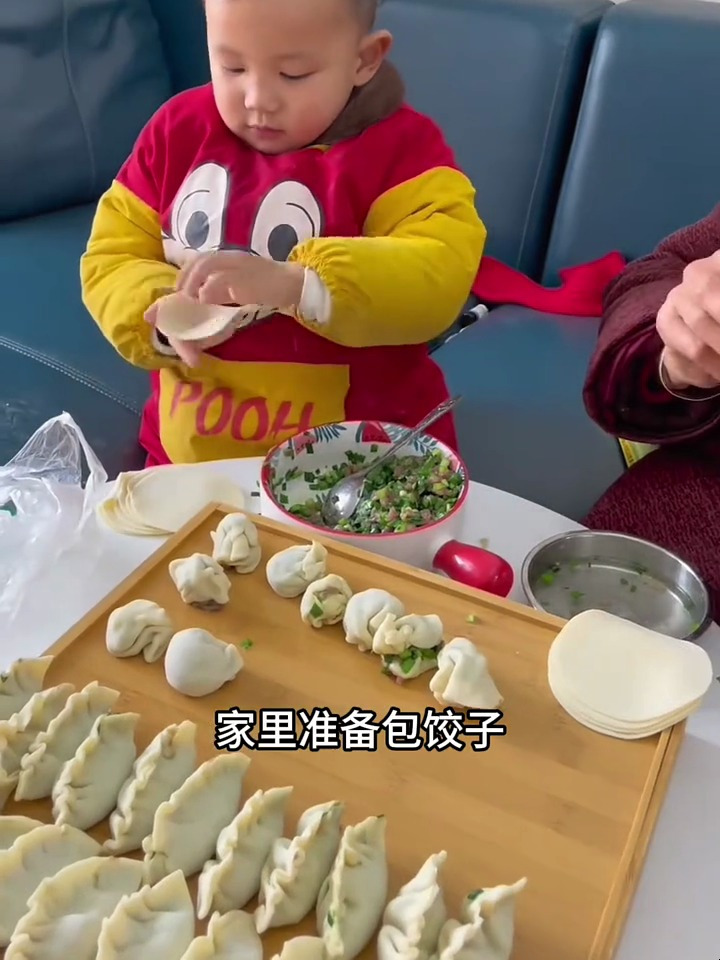 小孩子包饺子包的有模有样