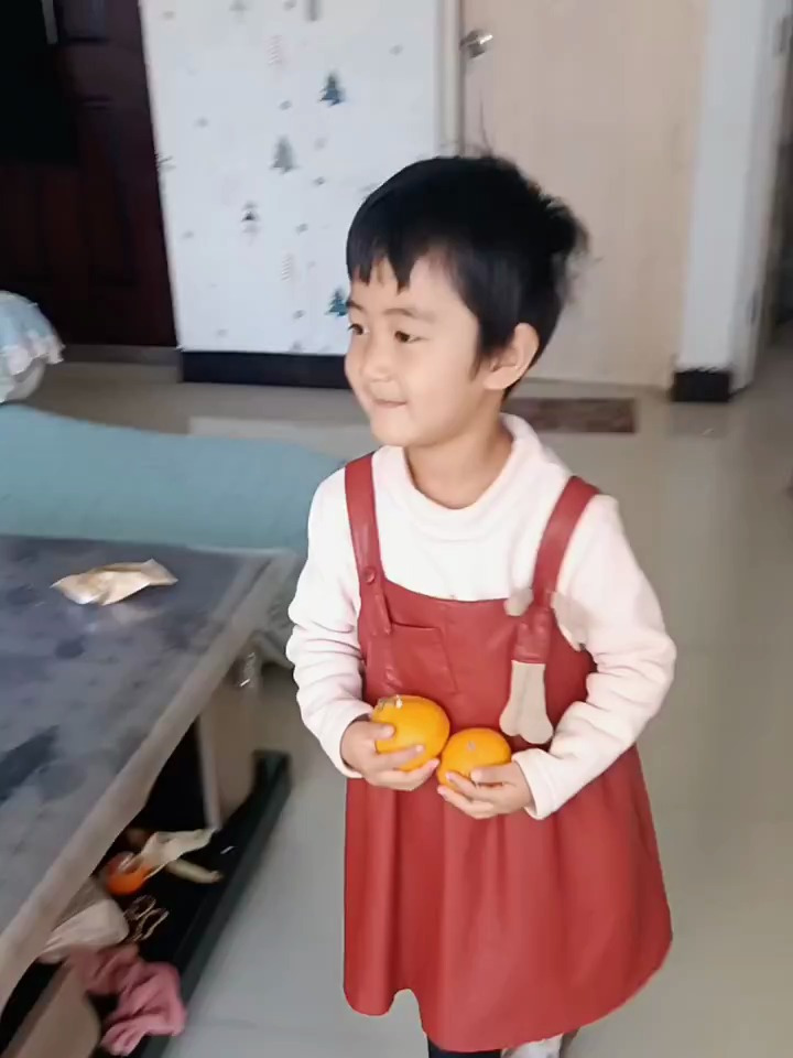 小黄鸭不给绿头鱼吃橘子,因为他是鱼头怪的儿子