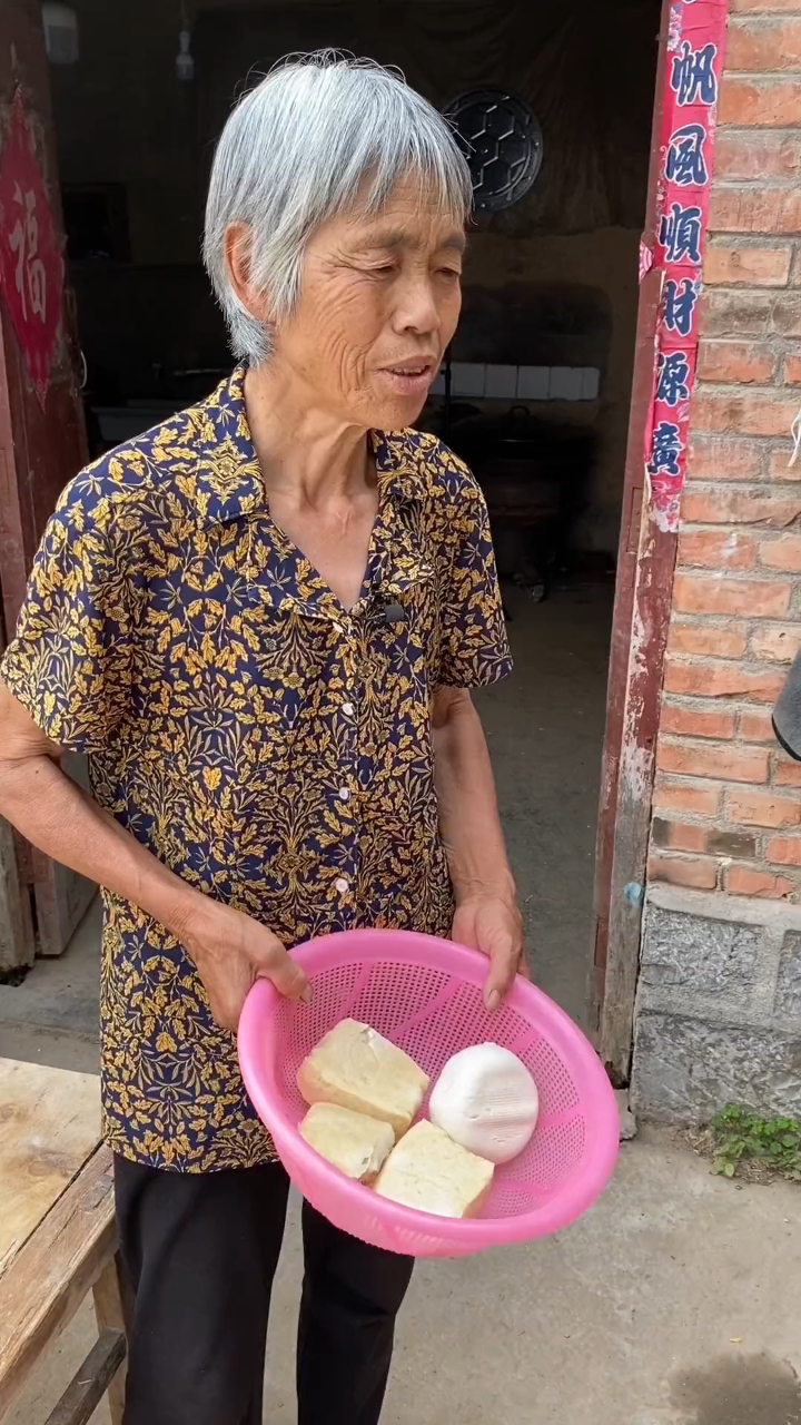 家里的剩馒头剩馍可不要在扔了,炸丸子吃也太好香了,外酥里嫩