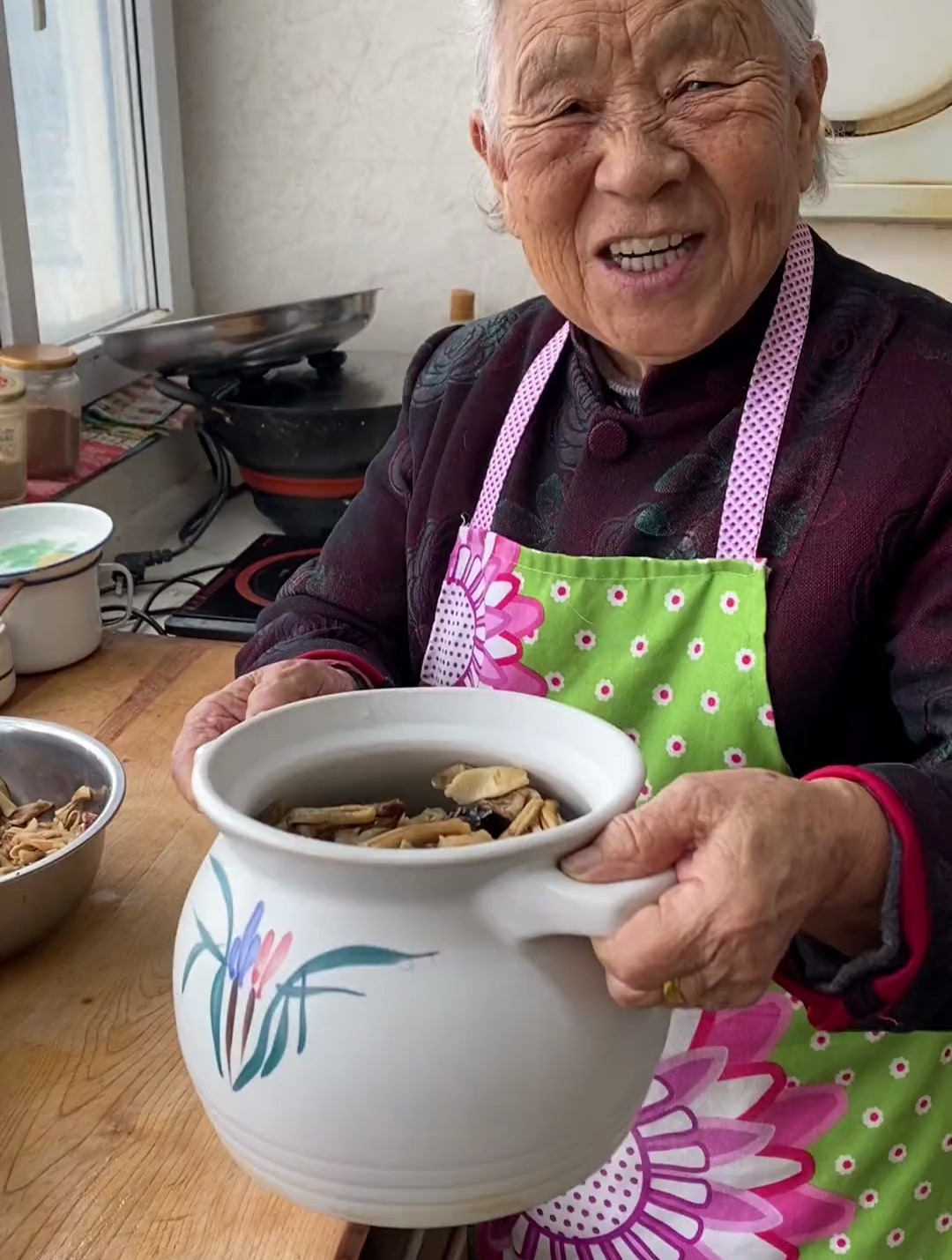 周末给外婆买了只乌鸡用赤松茸炖汤,味道鲜美,外婆很喜欢吃