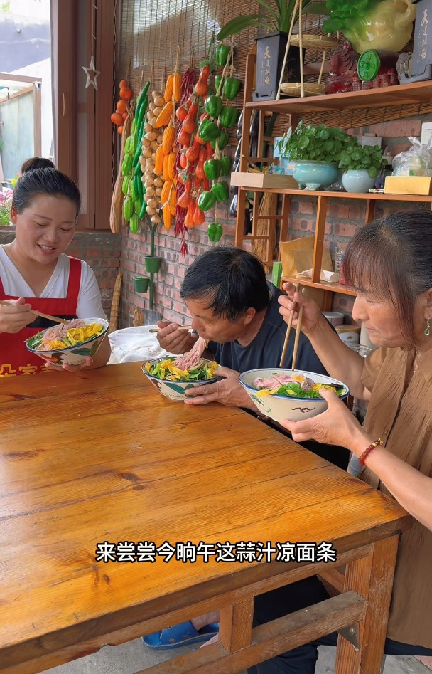 又到吃凉面的季节了,朵朵今天做的河南蒜汁凉面条做法简单又好吃