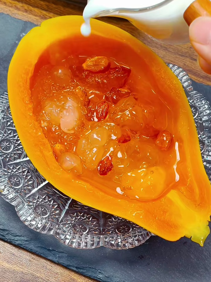 初秋干燥,来上一份桃胶三宝木瓜炖牛奶吧,秋天干燥补水就吃它