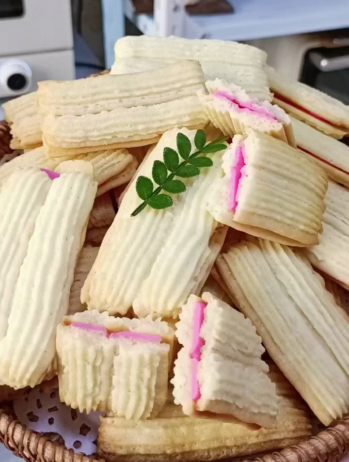 酥脆香甜的草莓巧克力夹心饼干,做法简单真的太好吃了