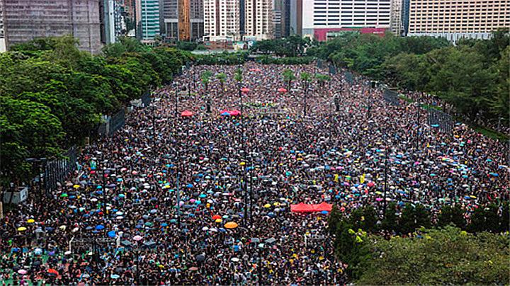 [图]市长气懵了,5000人不顾阻拦扎堆蹦迪,高呼:自由万岁!