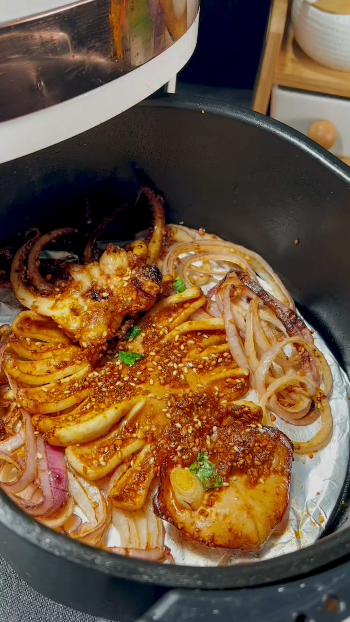 烤鱿鱼自己做,一腌一烤,味道真好 小烧烤配啤酒 街头小吃