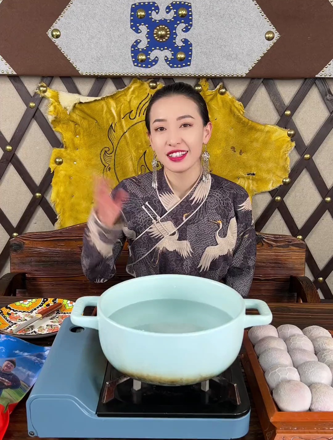 蒙古美女给大家讲一下肚包肉的做法!